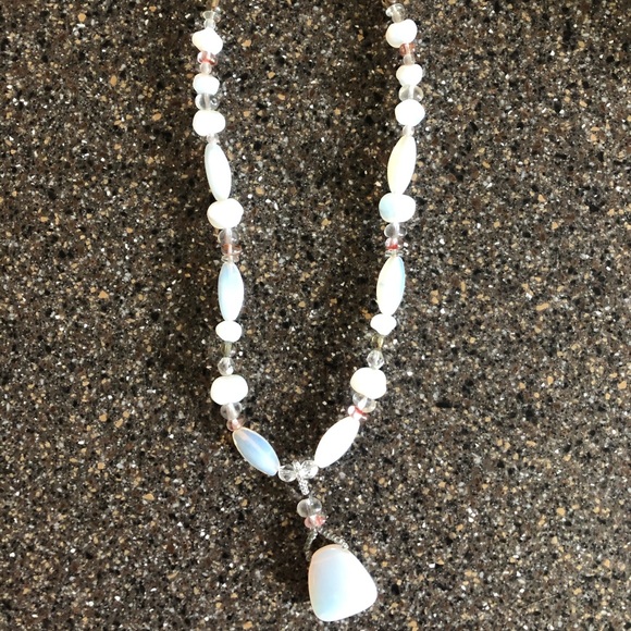 A pretty necklace - Picture 2 of 4